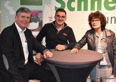 Anton Hooijmeijer van Schneider Youngplants samen met Johan de Blaaij en zijn vrouw van Geranium kwekerij Ramona.